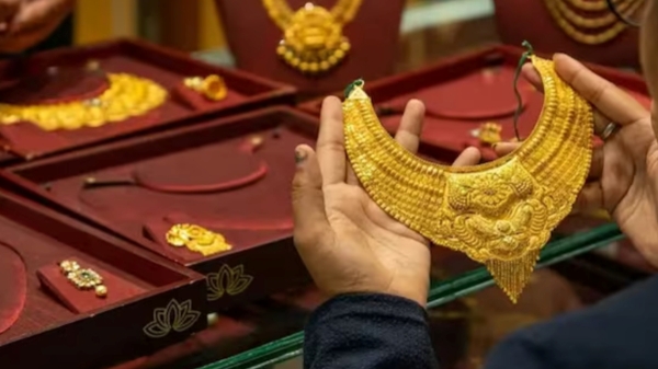 கோல்ட் வாங்க கிளம்பிட்டீங்களா? அப்போ ரேட் செக் பண்ணிட்டு போங்க.. இன்றைய விலை என்ன தெரியுமா? 