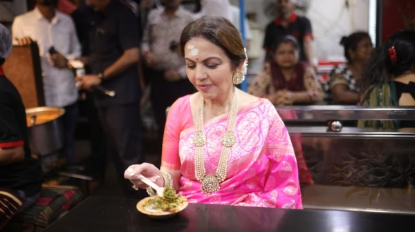 ஆனந்த் அம்பானியின் திருமண பத்திரிகையுடன் காசி விஸ்வநாதர் கோயிலுக்கு போன நீதா அம்பானி..!! 