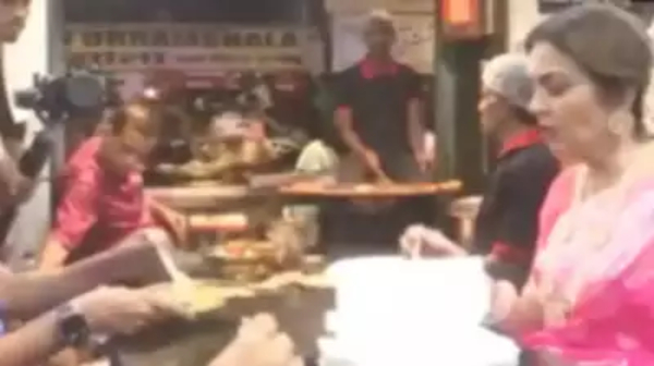 ஆனந்த் அம்பானியின் திருமண பத்திரிகையுடன் காசி விஸ்வநாதர் கோயிலுக்கு போன நீதா அம்பானி..!! 