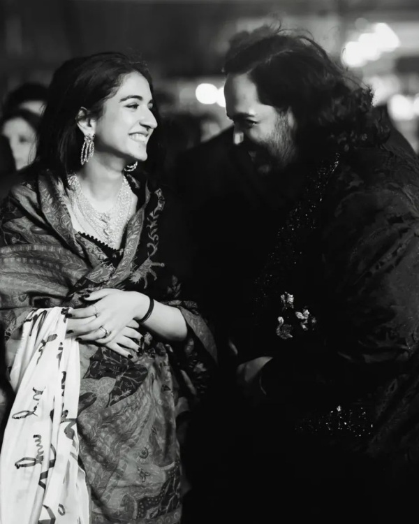 ஆனந்த் அம்பானி-யின் காதல் கடிதம்.. உடம்பு முழுக்க அள்ளி பூசிக்கொண்ட ராதிகா மெர்ச்சன்ட்..!! 