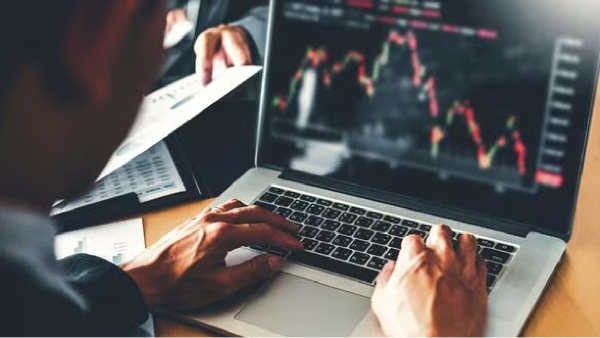 இளம் முதலீட்டாளர்களுக்கு பங்குச்சந்தையில் இவ்வளவு ஆர்வமா? சட்டென எகிறிய முதலீட்டாளர்களின் எண்ணிக்கை! இளம் முதலீட்டாளர்களுக்கு பங்குச்சந்தையில் இவ்வளவு ஆர்வமா? சட்டென எகிறிய முதலீட்டாளர்களின் எண்ணிக்கை!