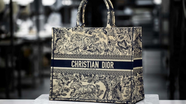 மக்களே.. ரூ. 2 லட்சத்துக்கு விற்கப்படும் Dior ஹேண்ட்பேக்கை தயாரிக்க ரூ. 4,778 மட்டுமே செலவாம்!