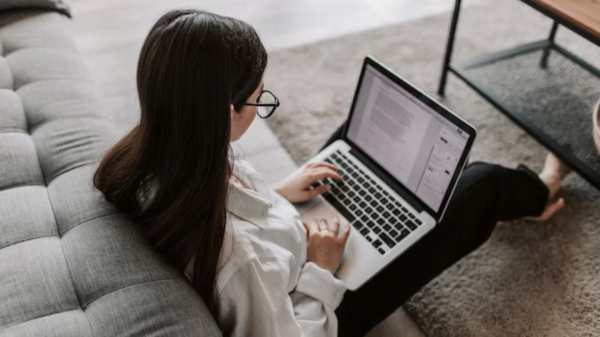  பெண்களுக்கு ஏற்ற அசத்தலான 5 வேலை வாய்ப்புகள்.. வீட்டிலிருந்தே செம்மையா சம்பாதிக்கலாம்!