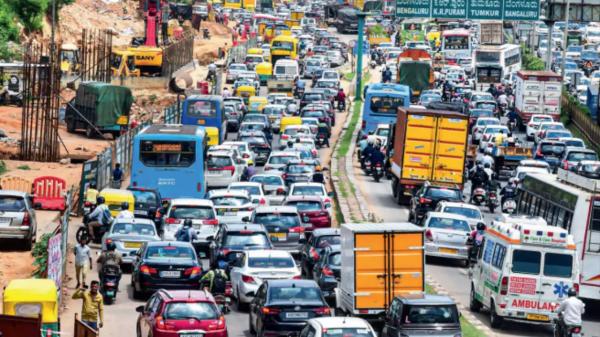 பெங்களூர் போலீஸ் என்ன இப்படி இறங்கிட்டாங்க.. அட பாவமே..!! 