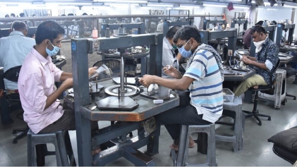 500000 ஊழியர்களுக்கு 10 நாட்கள் லீவ் கொடுத்த வைர வியாபாரி.. வாவ்..! 