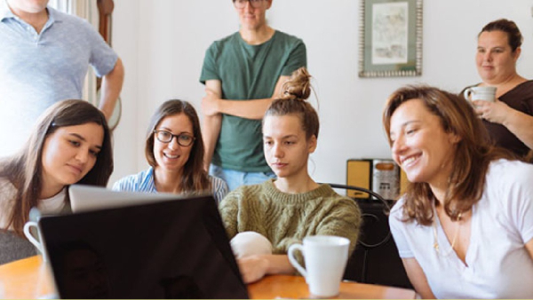 வெளிநாட்டு வேலையா? மன நிம்மதியான வாழ்க்கையா? சமூகவலைதளங்களில் அனல் பறக்கும் விவாதம்..! 