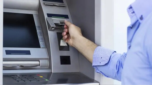  கிரெடிட் கார்டைப் பயன்படுத்தி பணம் எடுப்பவரா நீங்கள்? அப்போ கண்டிப்பா இதை தெரிஞ்சுக்கங்க!