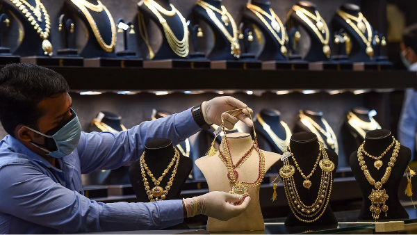  தங்கம் விலை சவரனுக்கு 88 ரூபாய் குறைவு.. கோயம்புத்தூர் மதுரை மக்களுக்கு குஷியான அப்டேட்!