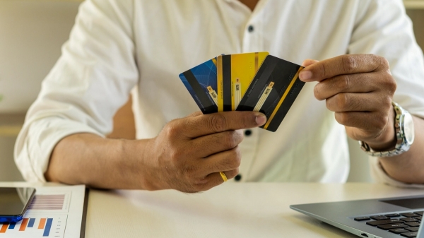  இந்தியாவில் வசிக்கும் ஒருவர் எத்தனை கிரெடிட் கார்டுகளை பெற முடியும்? வரம்பு இவ்வளவுதான்! 