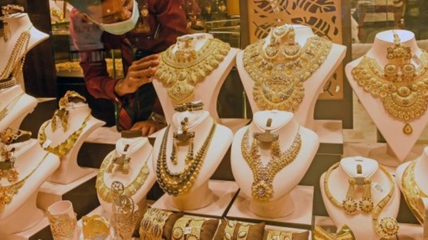 அட அட கேட்கவே சந்தோசமா இருக்கே.. தங்கம் விலை குறைந்திருக்கு பாஸ்..! இப்போ தங்க நகை வாங்கலாமா?