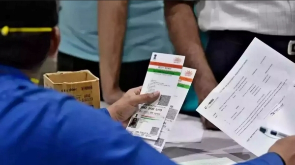  ஆதார் கார்டில் முகவரியை மாற்ற வேண்டுமா? எந்த ஆவணம் தேவை.. இந்த 45-ல ஒன்னு இருந்தா பொதும்!
