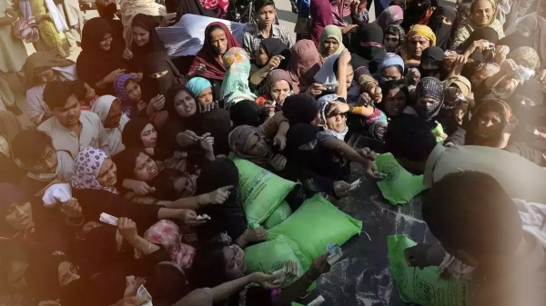 கடுமையான பொருளாதார நெருக்கடியில் பாகிஸ்தான்.. அன்றாட செலவுக்கு கூட பணமில்லாமல் தவிக்கும் 74% மக்கள்!