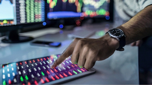 Stocks to Watch Today: அதானி கிரீன் டூ அசோகா பில்ட்கான்.. முதலீட்டாளர்களே மிஸ் பண்ணிடாதீங்க..! 