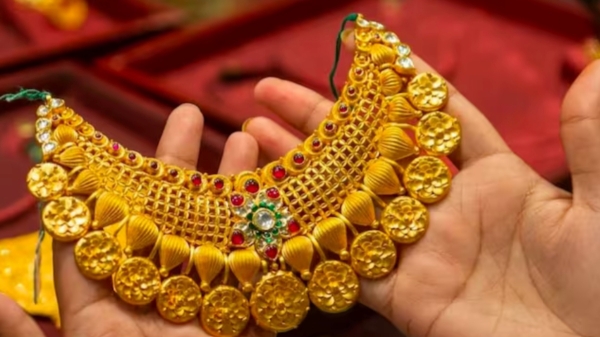 தங்கம் விலை 3வது நாளாக தொடர் சரிவு.. இதுபோல ஒரு சான்ஸ் கிடைக்கவே கிடைக்காது..!! 