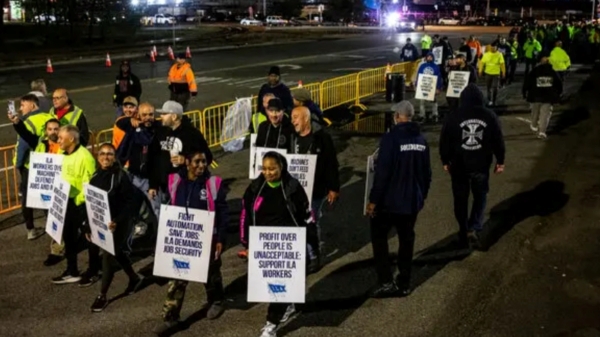  அமெரிக்க பொருளாதாரத்திற்கு வேட்டு.. மாபெரும் போராட்டத்தில் ஈடுபடும் துறைமுக ஊழியர்கள்!