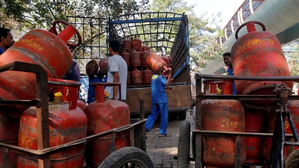 இன்று முதல் LPG சிலிண்டரின் விலை ரூ.48.50 ரூபாய் உயர்வு.. தீபாவளி வரும் சமயத்தில் இப்படி ஒரு ஷாக்கா!