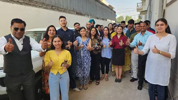  21 கார்களை தீபாவளி பரிசாக வழங்கிய தனியார் நிறுவனம்.. யாரு சாமி நீங்க?