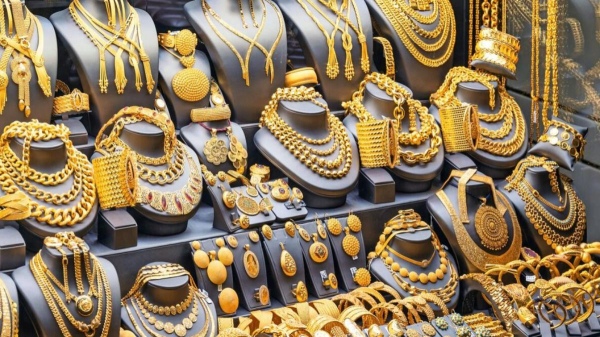 சட்டுன்னு குறைந்த தங்கம் விலை.. பட்டுன்னு நகை கடைக்கு கிளம்புங்க.. சான்ஸை மிஸ் பண்ணிடாதீங்க..!! 