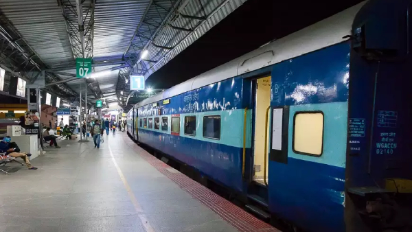  இரவில் ட்ரெயின் டிராவல் செய்பவரா நீங்கள்? தப்பித்தவறியும் இதை செஞ்சுடாதீங்க! சிக்குனா ஜெயில் தான்!