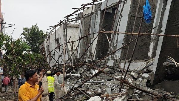 பெங்களூர் மழை: சீட்டு கட்டுப்போல் சரிந்த கட்டிடம்.. பதைபதைக்கும் வீடியோ..!! 