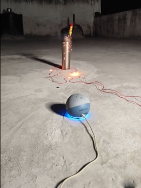 வெறித்தனமான டெக் ஊழியரா இருப்பார் போல.. ராக்கெட்டை எப்படி வெடிக்கிறார் பாருங்க..!!