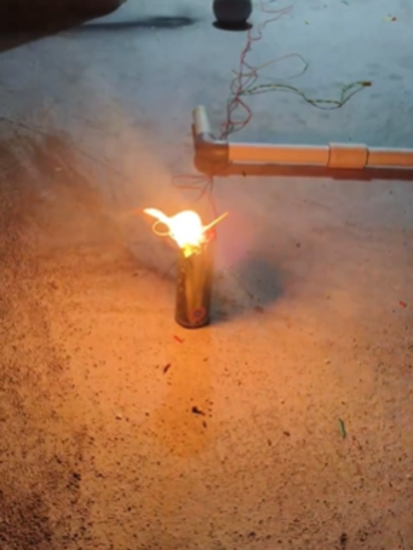 வெறித்தனமான டெக் ஊழியரா இருப்பார் போல.. ராக்கெட்டை எப்படி வெடிக்கிறார் பாருங்க..!!