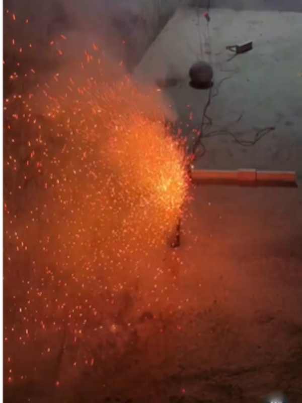 வெறித்தனமான டெக் ஊழியரா இருப்பார் போல.. ராக்கெட்டை எப்படி வெடிக்கிறார் பாருங்க..!!