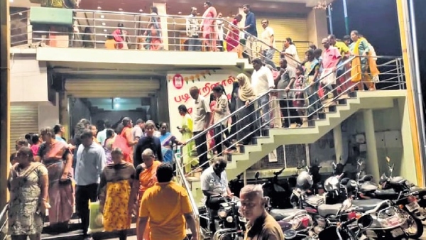  தீபாவளி முடிஞ்சும் ஷாப்பிங்.. ஈரோட்டில் குவிந்த மக்கள்.. ரூ.10 கோடிக்கு விற்பனை செய்த வியாபாரிகள்!