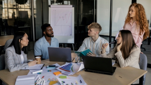 வேலை செய்யும் இடத்துல யாரோடயும் செட்டாகலையா? – அப்படினா நீங்க Zillennials-ஆ தான் இருக்கனும்..!