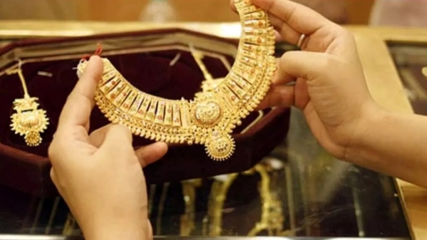  தங்கம் விலை குறைஞ்சிடுச்சு.. நகை பிரியர்களுக்கு குட் நியூஸ்! இன்றைய ரேட் என்ன தெரியுமா?