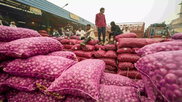  அதிரடியாக உயரும் வெங்காய விலை.. மத்திய அரசு சொன்ன ஹேப்பி நியூஸ்! இனியாவது குறையுமா?