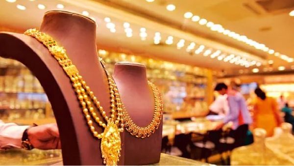  உயரும்  டாலர் மதிப்பு.. சரியும் தங்கத்தின் விலை.. வரும் மாதங்களில் தங்கத்தின் விலை குறையுமா?.. 