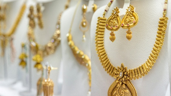 தினமும் மக்களை பந்தாடும் தங்கம்.. 430 ரூபாய் உயர்வு.. இப்போ தங்கத்தை வாங்கலாமா வேண்டாமா..? 