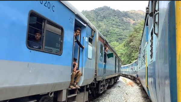  ரயில் பயணம் செய்யும்போது பர்ஸ் அல்லது மொபைல் போன் கீழே விழுந்தால் என்ன செய்வது? 