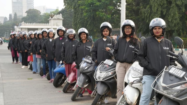  அட இது நல்லா இருக்கே.. பெங்களூரில் பெண்கள் பைக் சேவை அறிமுகம்!