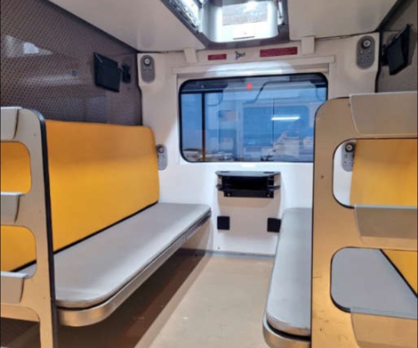 தகதகன்னு ஜொலிக்குதே.. வந்தே பாரத் ஸ்லீப்பர் ரயிலில் இத்தனை வசதிகளா? 