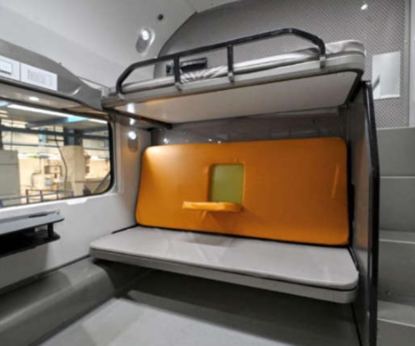 தகதகன்னு ஜொலிக்குதே.. வந்தே பாரத் ஸ்லீப்பர் ரயிலில் இத்தனை வசதிகளா? 