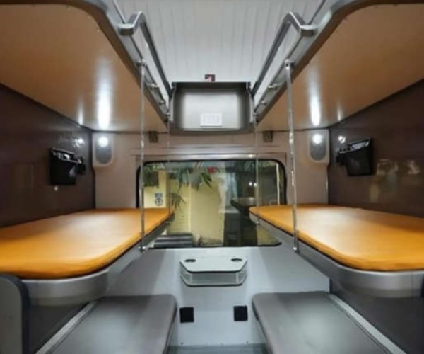 தகதகன்னு ஜொலிக்குதே.. வந்தே பாரத் ஸ்லீப்பர் ரயிலில் இத்தனை வசதிகளா? 