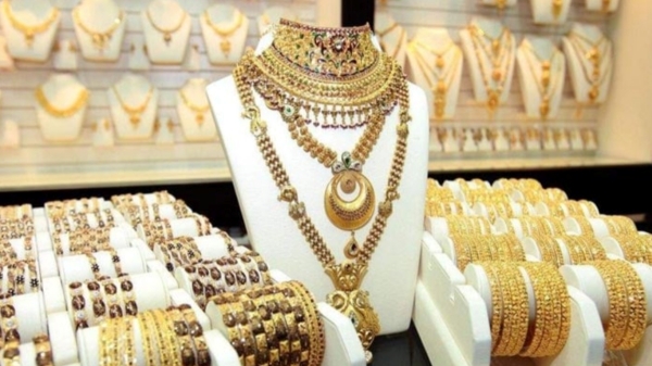  ஓடியாங்க! ஓடியாங்க! தங்கம் விலை குறைஞ்சிருக்கு! இன்று ஒரு நாளில் சவரனுக்கு ரூ. 440 குறைவு!