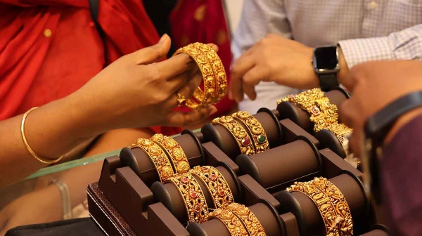 தங்கத்தை வாங்கி குவிக்கும் இந்தியர்கள்.. எவ்வளவு விலை உயர்ந்தாலும் அடங்கமாட்டோம்..!!