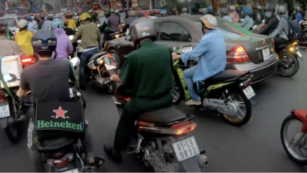 கேமரா உடன் ரோட்டில் உட்கார்ந்த Vietnam மக்கள்! சாலை விதி மீறுபவரை காட்டிக்கொடுத்தால் ரூ.17000 பரிசு!