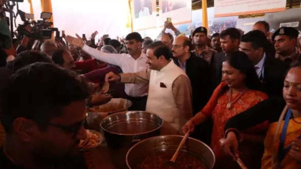 கும்பமேளாவில் கலந்து கொண்ட கௌதம் அதானி.. அட Infosys சுதா மூர்த்தியும் இருக்காங்களே..!