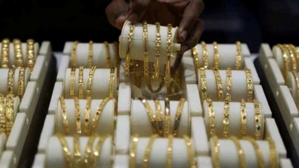 தங்கம் வாங்குவோருக்கு இன்று ஜாக்பாட்.. சீக்கிரம் நகை கடைக்கு போங்க மக்களே.. ரேட் கம்மி ஆயிருச்சு..!!