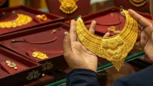 ரூ. 63,000-த்தை எட்டிய 1 சவரன் தங்கம்.. இன்றும் அதிரடியாக உயர்ந்தது.. அதிர்ச்சியில் நகைப்பிரியர்கள்!