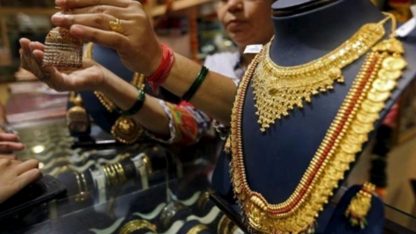 தங்கம் வாங்க உங்கள் சொத்தை விற்கணும்..  இன்று ஒரே நாளில் சவரன் ரூ.960 அதிகரிப்பு..!!