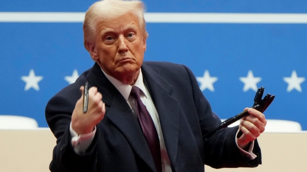 அந்தர் பல்டி அடித்த NRI-கள்.. அமெரிக்க குடியுரிமை பெற மாற்று வழி..டிரம்ப் உத்தரவு வேலையை காட்டுது..!