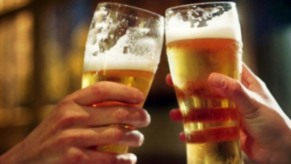  சரக்கு அடிக்கிறதுக்கு முன்னாடியே புலம்ப வச்சிட்டாங்களே!! கர்நாடகாவில் திடீரென உயர்ந்த பீர் விலை..!