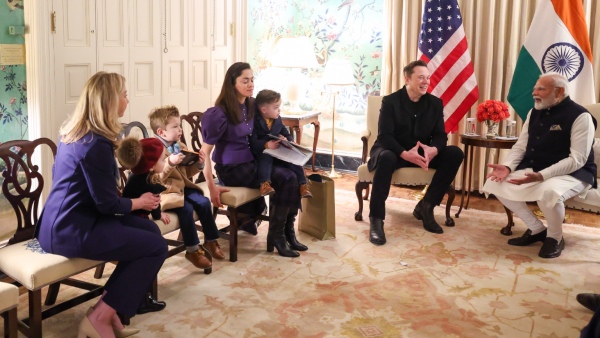 கலகல போட்டோ..! குழந்தைகள் மத்தியில் மோடி-க்கு கிப்ட் கொடுத்த எலான் மஸ்க்..!! 