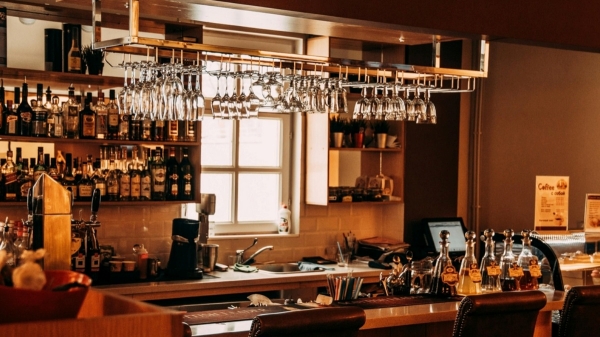 மது பிரியர்களுக்கு வந்த குட் நியூஸ்.. போர்பன் விஸ்கியின் விலை குறைய போகுது.. 50% குறைந்த சுங்கவரி!