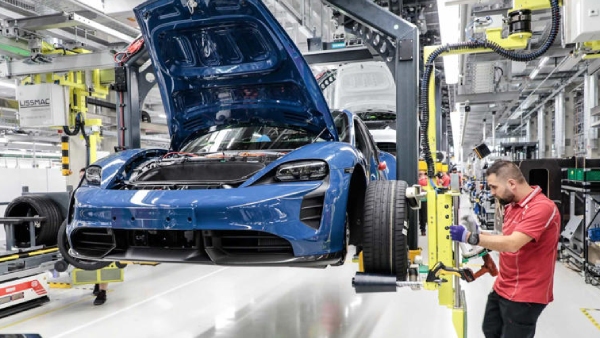 போனியாகவேயில்லை..! 1900 ஊழியர்களை பணிநீக்கம் செய்யும் கார் நிறுவனம்..!